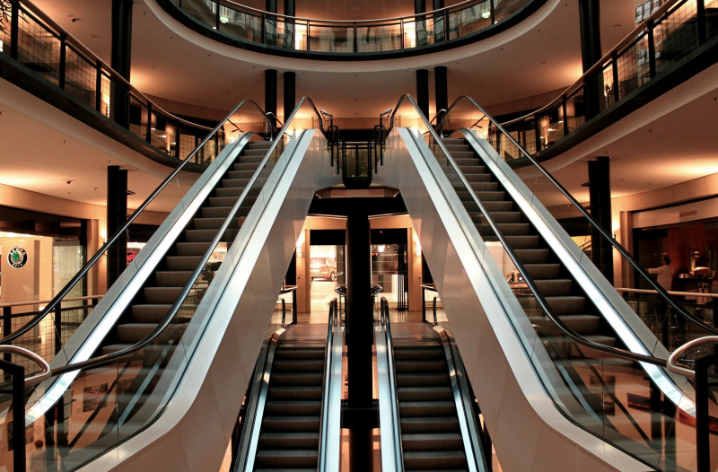 which-side-you-should-stand-on-an-escalator-in-japan-1621389721-1.jpg