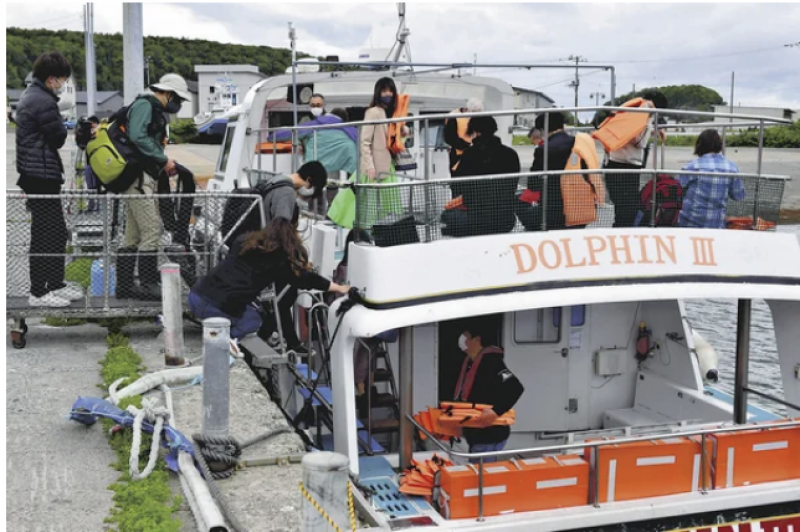 shiretoko-tour-boat-starts-operation-this-season-tourists-safe-without-shaking-i-saw-bears-and-dolphins-1655431061-1.png