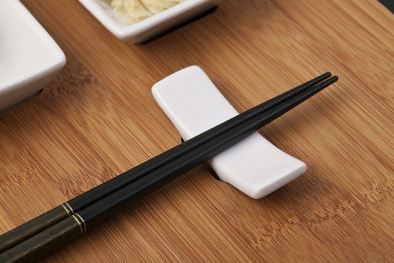 essential-chopsticks-manners-1621488604-1.jpg