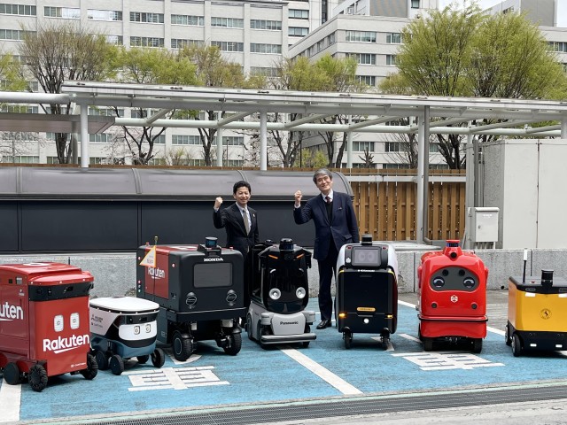 demonstration-of-a-delivery-robot-logistics-leader-at-the-lifting-of-the-ban-on-public-roads-in-april-ministry-of-economy-trade-and-industry-1680048363.jpg