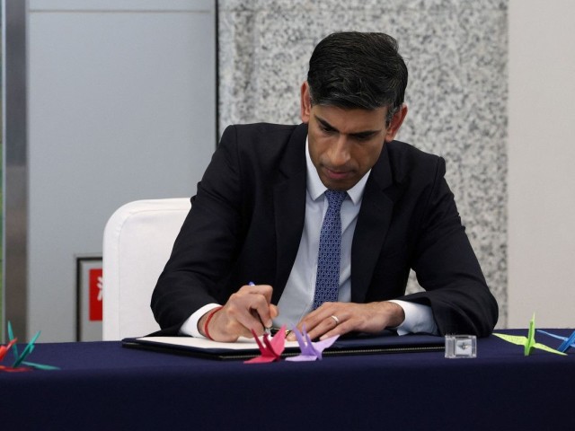 british-prime-minister-signs-with-erasable-pen-problem-with-preserving-official-documents-1688365720.jpg