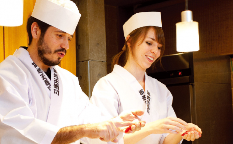 foreigners-try-their-hand-at-making-sushi-at-a-japanese-cultural-experience-sushi-restaurant-1709168699-1.png