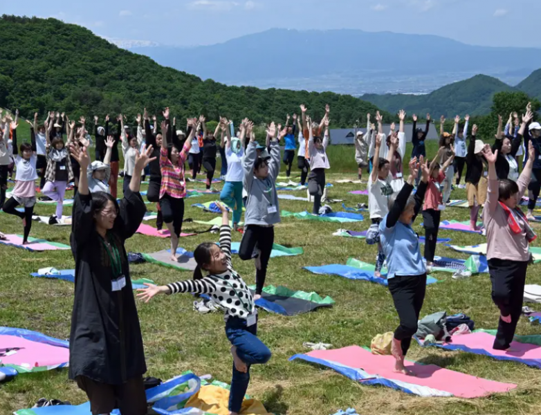 100-people-yoga-was-held-at-tendo-kogen-in-japan-1716946694-1.png