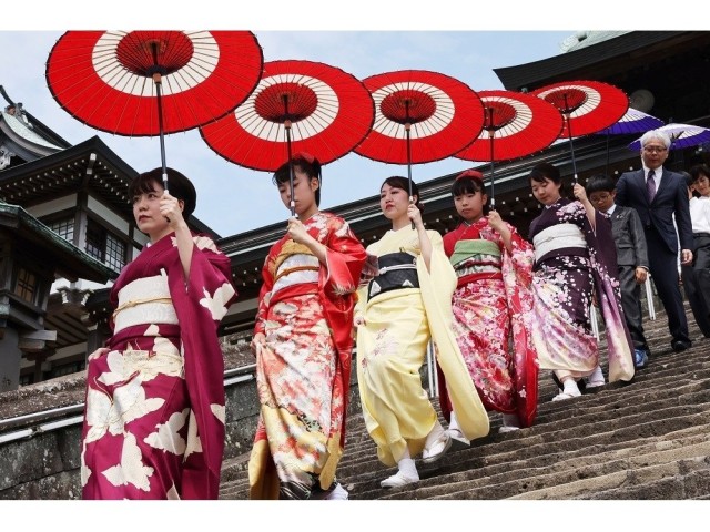 nagasaki-kunchi-entering-the-hut-odoricho-officials-pray-for-success-the-sound-of-shagiri-and-shouts-echo-through-the-town-1717379129.jpg