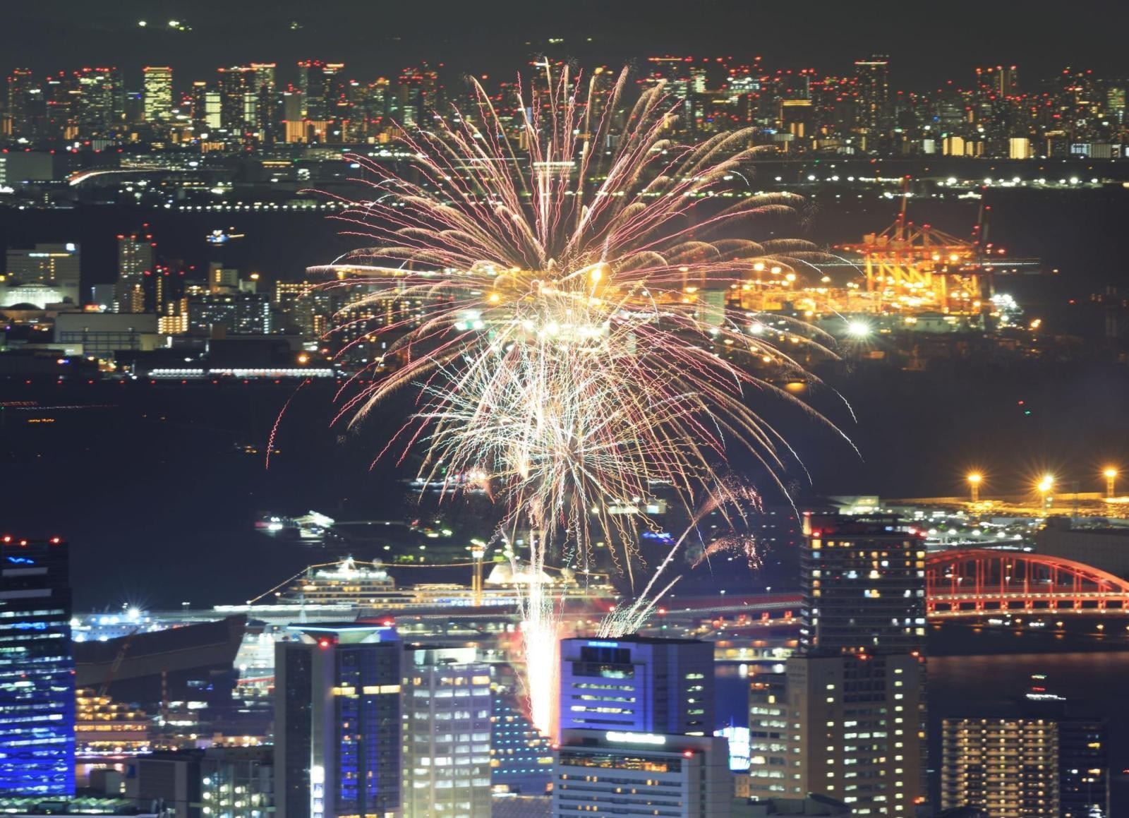 minato-hanabi-lights-up-the-night-sky-at-kobe-port-1-million-soap-bubbles-are-thrown-on-the-first-day-15-minutes-every-night-until-the-25th-1729552702.jpg