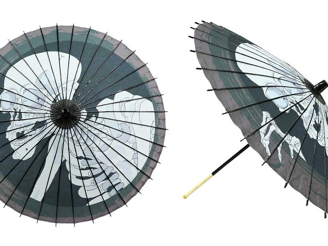 strong-impact-a-japanese-umbrella-featuring-a-boldly-decorated-giant-skeleton-from-utagawa-kuniyoshis-masterpiece-the-old-imperial-palace-of-soma-is-now-available-1743991684.jpg