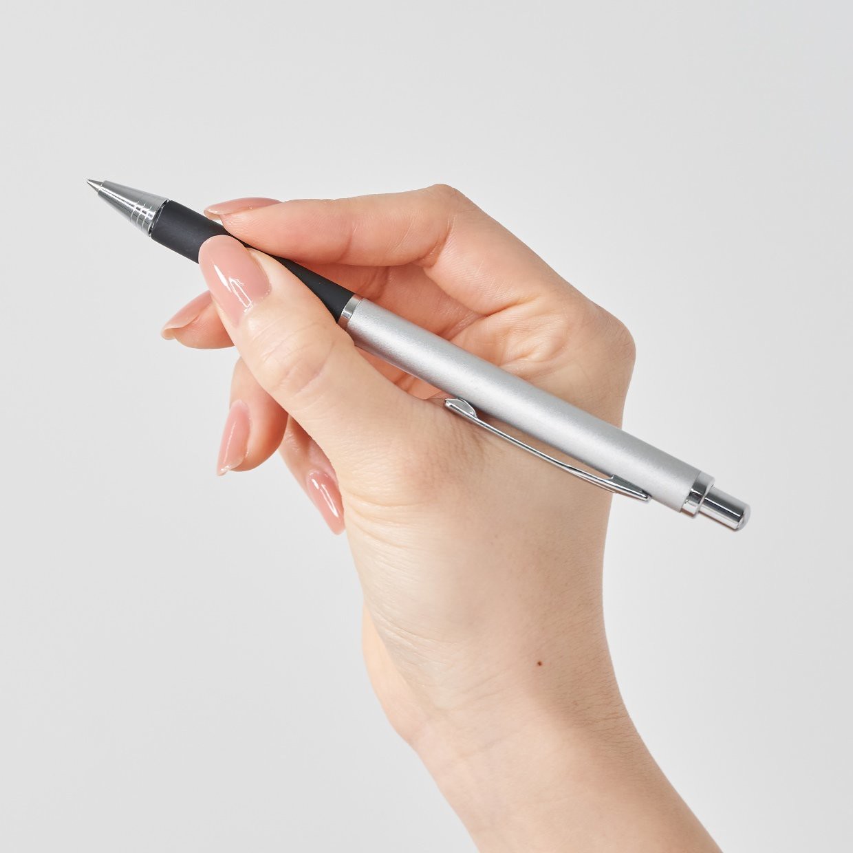 unexpected-use-ideas-for-ballpoint-pens-that-no-longer-produce-ink-except-writing-easy-to-open-and-indeed-convenient-1747723731.jpg