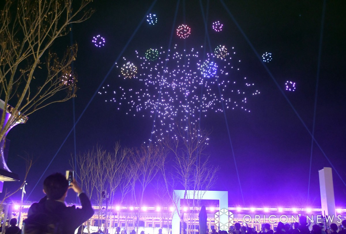 expo-night-show-time-changed-a-drone-show-depicting-the-wish-tree-for-the-future-in-the-sky-above-the-large-roof-ring-1750293069.jpg