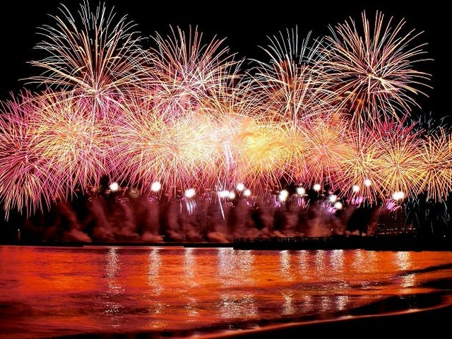 no-need-to-reserve-space-yutoriro-atami-is-selling-plans-with-dedicated-fireworks-displays-and-a-shuttle-for-pick-up-and-drop-offs-shizuoka-1751503120.jpg