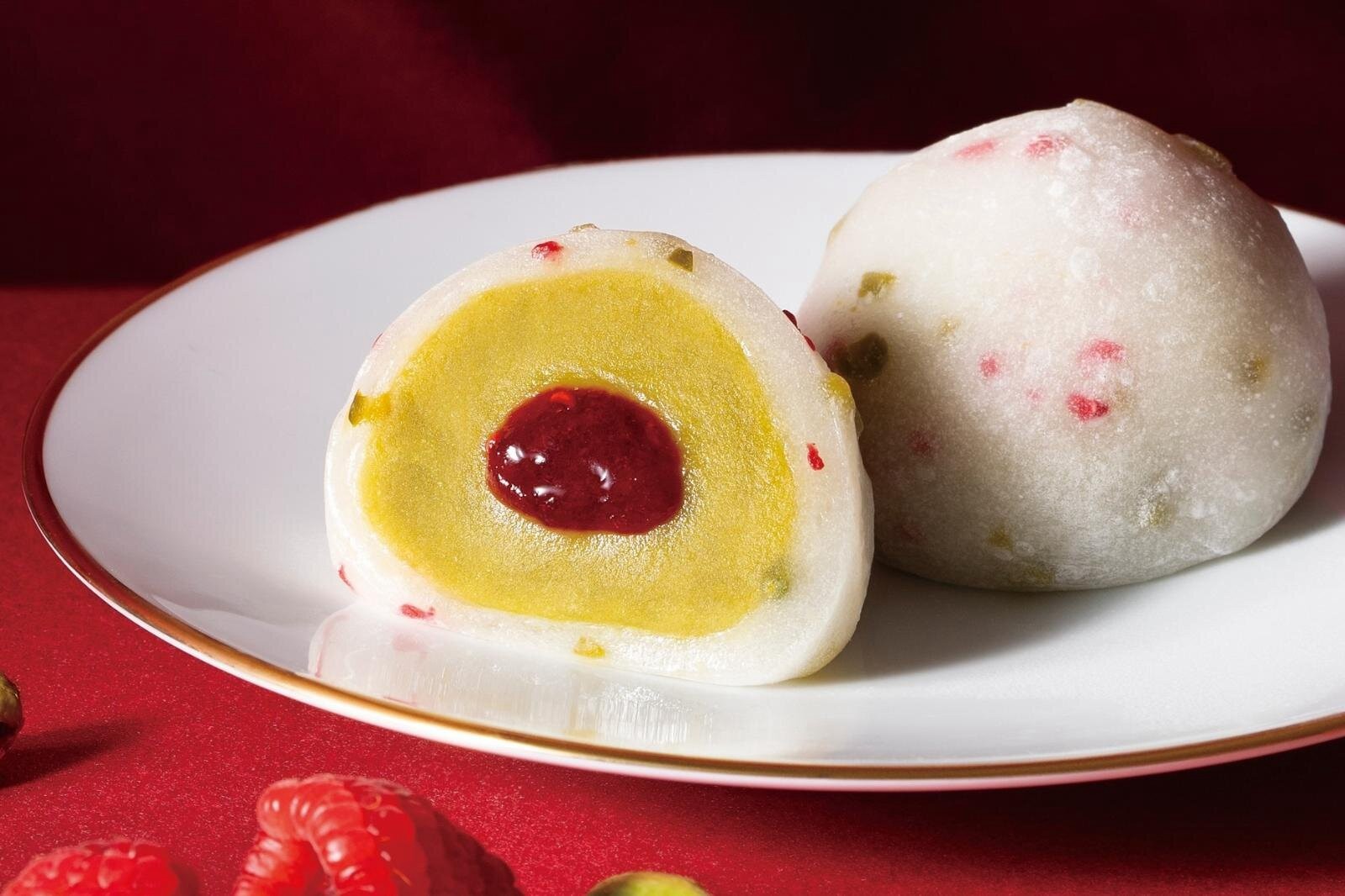 kameya-mannendo-pistachio-framboise-daifuku-with-freeze-dried-christmas-colored-tubu-tubu-1763681895.jpg