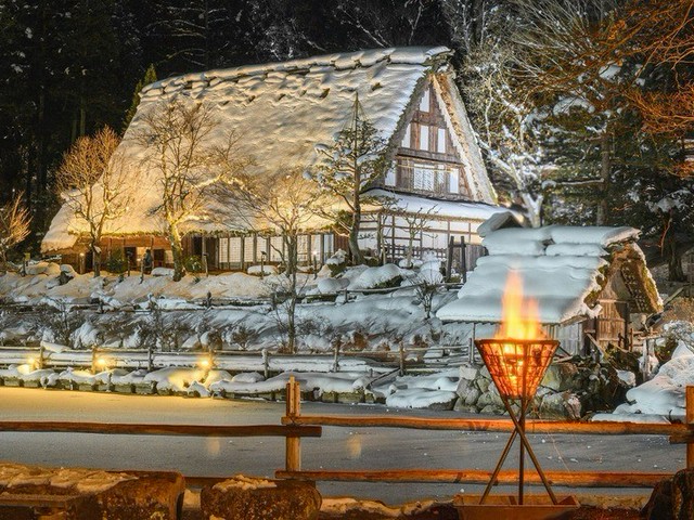 gifutakayama-the-snow-covered-gassho-zukuri-structure-is-fantastic-illuminations-start-at-hida-no-sato-from-january-10th-and-parking-is-free-1768262465.jpg