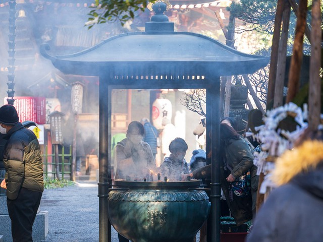 why-is-it-customary-to-purify-oneself-by-bathing-in-smoke-from-an-incense-burner-at-a-temple-thoughts-on-prayer-and-purification-through-smoke-that-spread-beyond-religion-1776296584.jpg